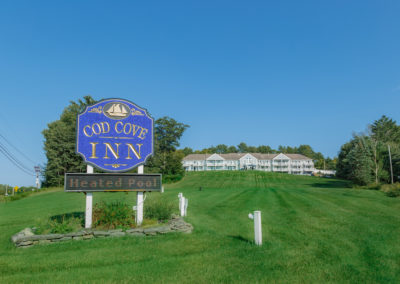 Cod Cove Inn sweeping green lawn to the Inn.