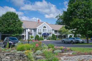 Cod Cove Inn front exterior and lawn.